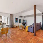 Moderna - Plusholidays *