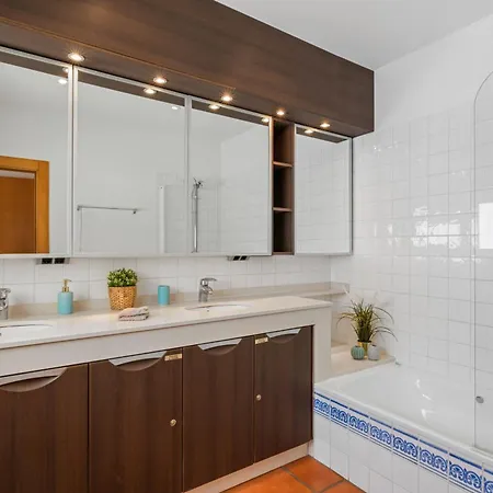 Moderna - Plusholidays * Ifach